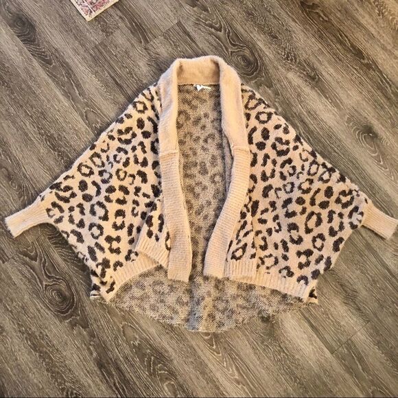Amekq + kin leopard batwing sweater nwot - Picture 1 of 4